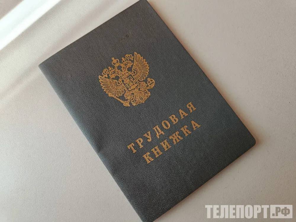 Больничный не оплачивается при работе по совместительству социальный фонд объяснил про неоплачиваемый больничный Открытый по основному месту работы больничный лист не будет оплачен в случае если работник во время болезни продолжает трудиться на работе по совместительству и получать за нее доход даже если выполняется она дистанционно следует из документов Соцфонда России пишет РИА Новости В документе отмечается что когда застрахованное лицо во время временной нетрудоспособности не работает по основной работе при этом продолжает трудиться на условиях внутреннего совместительства в том числе дистанционно оснований для назначения и выплаты пособия за время осуществления трудовой деятельности в определенный врачом период временной нетрудоспособности не имеется Объясняется что на все места работы должно распространяться освобождение от работы с соблюдением режима прописанного врачом В противном случае это становится дополнительным финансовым стимулированием а также злоупотреблением правом на такой отдых При этом несоблюдение режима лечения определенного врачом может негативно сказываться на процессе выздоровления а выход на работу без выписки одно из нарушений условий оказания медицинской помощи ТЕЛЕПОРТ РФ здесь все об Амурской области Написать нам