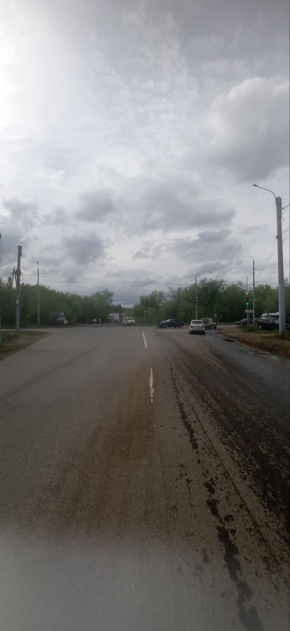 Двое оренбуржцев пострадали в аварии на перекрестке улиц Донгузской и Ковалевской Полицией предварительно установлено, что 49-летний водитель «Хендай» при повороте налево на зелёный свет светофора не уступил дорогу «Джили». После столкновения вторая иномарка въехала в металлический забор. Водителю «Джили» – жителю Оренбургского района 34 лет – и его 67-летней пассажирке потребовалась медпомощь, после чего обоих отпустили домой. Фото: УМВД России по Оренбургской области.