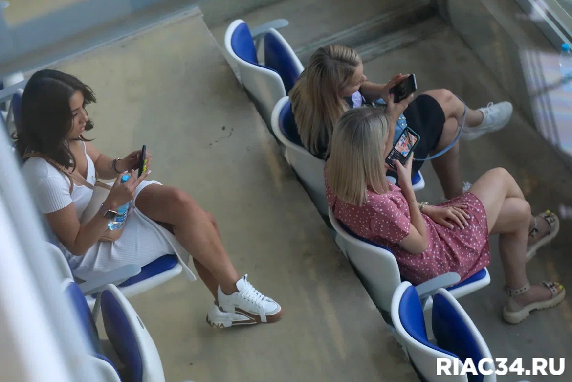 РКН ограничит доступ к сервисам из небезопасных стран Госдума приняла в первом чтении законопроект расширяющий полномочия Роскомнадзора по контролю передачи персональных данных за границу Главная цель обеспечение безопасности личной информации граждан от потенциальных угроз исходящих от некоторых государств РКН сможет признавать отдельные страны небезопасными для обработки данных россиян и ограничивать работу связанных с ними интернет сервисов Будет создаваться перечень представляющих опасность стран и вводиться ограничения в отношении платформ и сервисов которые размещают личную информацию пользователей на серверах находящихся в данных юрисдикциях Компаниям которые хотят работать в России придётся хранить данные на серверах внутри страны Для пользователей это может означать что доступ к некоторым зарубежным сервисам будет ограничен но при этом появится больше прозрачности в вопросах обработки персональных данных