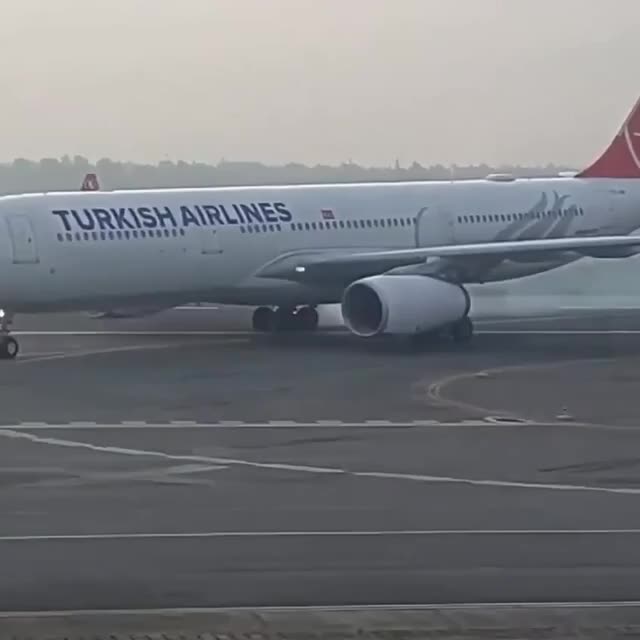 Эвакуация пассажиров рейса Turkish Airlines в Катманду после возгорания