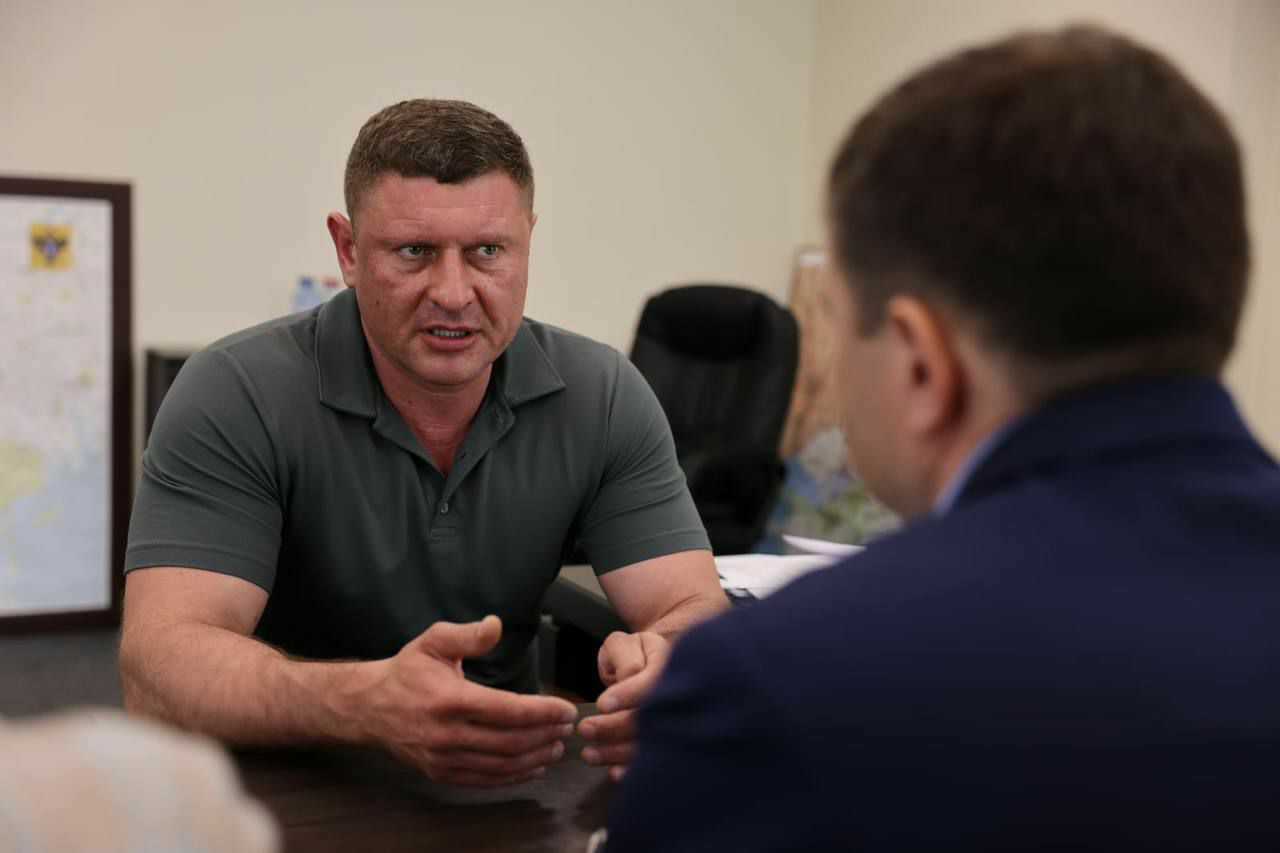 Бывший вице губернатор Кубани перешел в полпредство ЮФО Андрей Алексеенко назначен заместителем полномочного представителя президента в Южном федеральном округе Информацию об этом Утреннему Югу подтвердил собственный источник С 2015 по 2020 год Алексеенко занимал должность заместителя губернатора Краснодарского края курировал вопросы ЖКХ строительства архитектуры ГО и ЧС С 2021 по 2022 год был мэром Краснодара подал в отставку по собственному желанию После этого возглавлял совет министров Херсонской области а затем и правительство региона Андрей Алексеенко Telegram Утренний Юг прислать новость