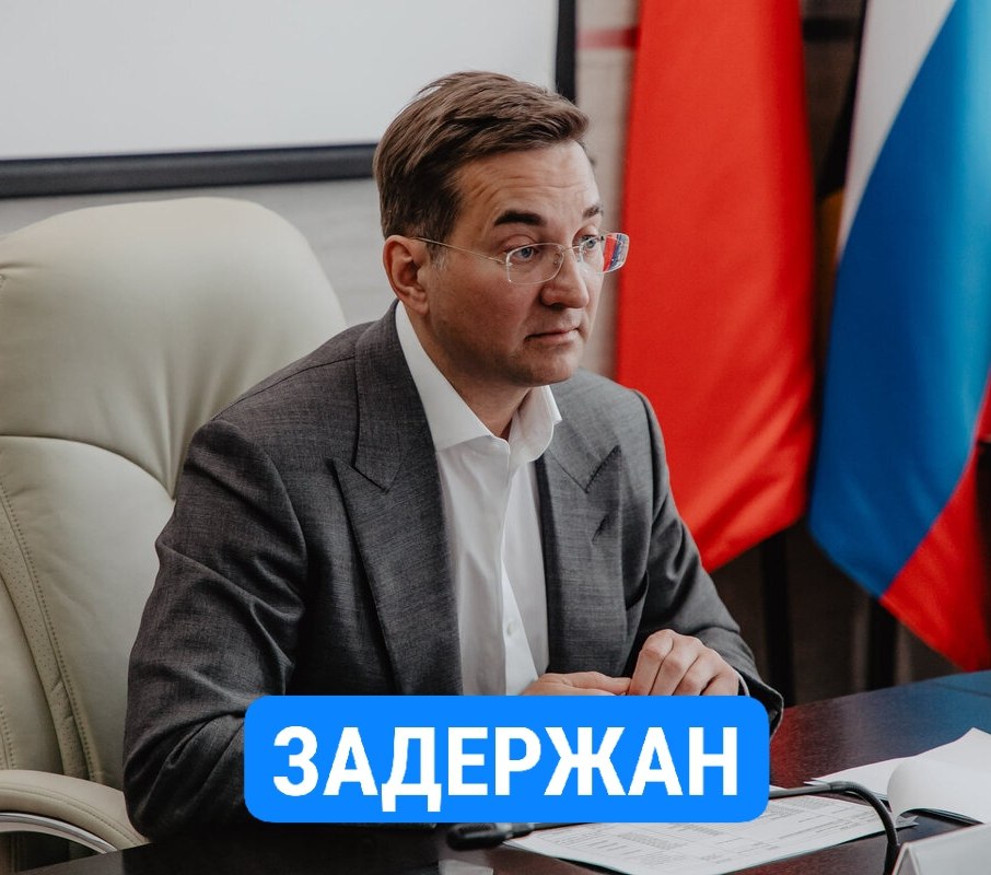 1 2 Вечер перестает быть томным химчане О задержании бывшего первого зама главы городского округа Химки Дмитрия Алексеевича Кайгородова сообщает федеральное агентство ТАСС Следователи задержали бывшего замглавы Химок Дмитрия Кайгородова по делу об особо крупном мошенничестве в сфере ЖКХ Об этом ТАСС сообщили в правоохранительных органах Кайгородов задержан он подозревается по ч 4 ст 159 УК РФ мошенничество в особо крупном размере сказал собеседник агентства Он уточнил что задержание Кайгородова связано с уголовным делом о мошенничестве при выполнении контрактов с муниципальным предприятием ЖКХ Чеховского района По версии следствия руководители муниципального предприятия ЖКХ Чеховского района в 2022 году составили ложные отчеты о выполненных работах связанных с реконструкцией и модернизацией объектов коммунальной инфраструктуры которые затем были направлены в правительство Московской области Помимо этого обвиняемые были уличены в хищении порядка 2 миллионов рублей у муниципального предприятия в процессе исполнения контрактов на модернизацию котельных Когда по Химкам будут такие же проверки правоохранительных органов в отношении эпохи Дмитрия Владимировича Волошина где Дмитрий Алексеевич Кайгородов играл далеко не последнюю роль Уверена можно найти МНОГО чего интересного Антонина за Химки