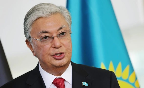 Владимир Путин проявил максимальную гибкость в обсуждении путей урегулирования конфликта на Украине когда предложил заморозить линию фронта если Киев отступит с территории Донбасса заявил президент Казахстана Касым Жомарт Токаев передает The New York Times В то же время он выразил мнение что президент России не стал бы ослаблять свои требования еще больше Токаев считает возможным прекращение огня на Украине и заявил что Казахстан готов принять у себя переговоры Москвы и Киева jkinvest news jkinvest