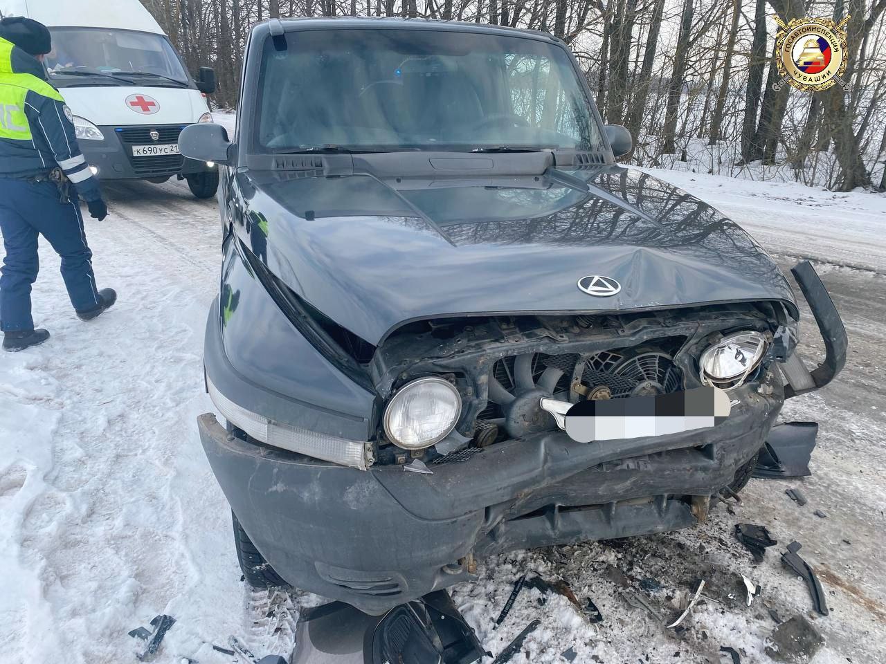 В Цивильском районе произошло ДТП, в котором пострадали две женщины.  Водитель “Лады Гранты” не справилась с управлением, выехала на встречку и столкнулась с  автомобилем "Тагаз Тагер". Пострадали 48-летняя женщина-водитель и 57-летняя пассажирка легковушки.  Женщины получили преимущественно ушибы. В момент ДТП они были пристегнуты. Местных жительниц доставили в больницу для обследования.