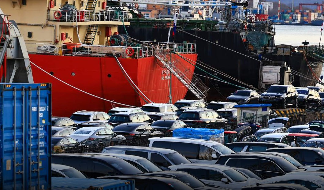 Подержанные иномарки мощностью до 160 л с не попавшие под утильсбор подорожали на 15 на фоне ажиотажного спроса Их импорт в Россию из Китая вырос более чем втрое из Кореи вдвое Несмотря на рост цен такие машины стоимостью до 3 млн рублей стали главными конкурентами отечественных авто и способны отобрать у них до 7 доли на первичном рынке полагают эксперты jkinvest news jkinvest