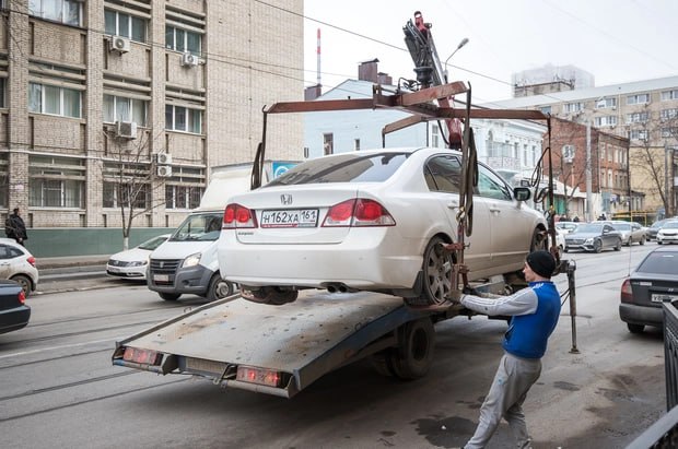 В Ростовской области хотят ужесточить правила работы эвакуаторщиков.  Минтранс и Заксобрание региона решили разработать закон, который будет регулировать их деятельность. Сейчас, по словам замгубернатора и министра транспорта Алёны Беликовой, никаких норм, кроме общих правил из Гражданского кодекса, для эвакуаторщиков не существует.  Жалоб от водителей становится всё больше – особенно во время ЧС. Например, при ремонте трассы М-4 «Дон» и мартовском снегопаде 2024 года эвакуаторщики сильно завышали цены, требуя суммы, которые не соответствуют никаким тарифам.  Недавний громкий случай с курским волонтёром Андреем Лямцевым ещё раз показал, что проблема серьёзная. Его машина сломалась под Ростовом, и он договорился с эвакуатором за 23 тысячи рублей.   Но вместо СТО машину отвезли на частную стоянку и запросили уже 84 тысячи. Когда Андрей отказался платить, его автомобиль сбросили с эвакуатора и повредили. Мужчину избили и применили перцовый баллончик.  Прокуратура уже возбудила уголовное дело по факту самоуправства.  Власти уверены, что новый закон поможет водителям избежать подобных ситуаций и сделает услуги эвакуаторов прозрачными и безопасными.