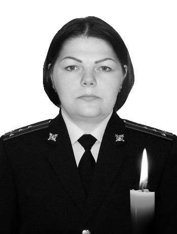 В Кураховском муниципальном округе при исполнении служебных обязанностей на недавно освобождённой территории погибла сотрудница Управления по вопросам миграции МВД по Донецкой Народной Республике Трагедия произошла в результате подрыва взрывоопасного предмета Вместе с ней ранения различной степени тяжести получили ещё трое сотрудников МВД по ДНР Женщина 1983 года рождения находится в тяжёлом состоянии двое мужчин 1986 и 2002 годов рождения получили ранения средней степени тяжести Всем пострадавшим оказывается квалифицированная медицинская помощь Как сообщили в МВД по Донецкой Народной Республике 17 декабря при выполнении служебных задач и оказании жизненно важной помощи гражданам на освобождённой территории погибла капитан полиции Черепнина Виктория Владимировна 19 октября 1984 года рождения Она подорвалась на взрывоопасном предмете оставленном украинскими формированиями Виктория Черепнина начала службу в органах внутренних дел ДНР в январе 2016 года С первых лет работы она зарекомендовала себя как высококлассный специалист проходя службу в подразделениях МРЭО УГАИ С августа 2023 года занимала должность старшего инспектора по особым поручениям Управления по вопросам миграции МВД по ДНР Последние командировки капитана полиции Черепниной были связаны с работой в зонах повышенной опасности на территориях только что освобождённых от украинских формирований Она занималась восстановлением документов для мирных жителей помогала людям вернуть правовой статус доступ к социальным услугам и ощущение защищённости Фактически речь шла не только о документах а о возвращении государственности и нормальной жизни туда где её не было долгие годы Коллеги отмечают её исключительное мужество самоотверженность и преданность служебному долгу Работая в условиях постоянной угрозы ежедневно рискуя жизнью Виктория Владимировна до последнего оставалась на своём посту выполняя задачи с высоким профессионализмом и настоящим человеческим участием к судьбам людей В МВД по Донецкой Народной Республике подчеркнули что гибель Виктории Черепниной это невосполнимая утрата и тяжёлое напоминание о той цене которую сотрудники правоохранительных органов Республики платят за безопасность и мир на освобождённых территориях Руководство и личный состав МВД по ДНР выразили глубокие и искренние соболезнования родным и близким погибшей Память о капитане полиции Виктории Черепниной её служении мужестве и верности долгу навсегда останется в сердцах коллег и жителей Республики Сообщается что Виктория Черепнина будет представлена к государственной награде посмертно Читай в Max Читай в Telegram Смотри на RUTUBE