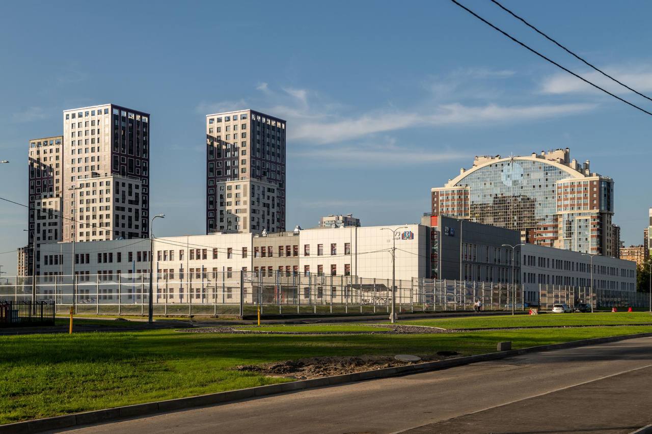 Петербург в 2026 2028 годах планирует за счёт городского бюджета выкупить 80 социальных объектов заявил глава города Беглов заявил на рабочем совещании В 2026 году город намерен выкупить 31 объект четыре детсада пять школ одна из которых совмещена с детским садом один молодёжный клуб девять медицинских объектов и четыре дороги Расходы на приобретение предусмотрены в городском бюджете В целом же в перечне на 2026 2028 годы указаны в частности 16 детских садов 11 школ 17 объектов здравоохранения и около 10 дорог Михаил Тихонов ДП Подписаться на ДП в Telegram MAX