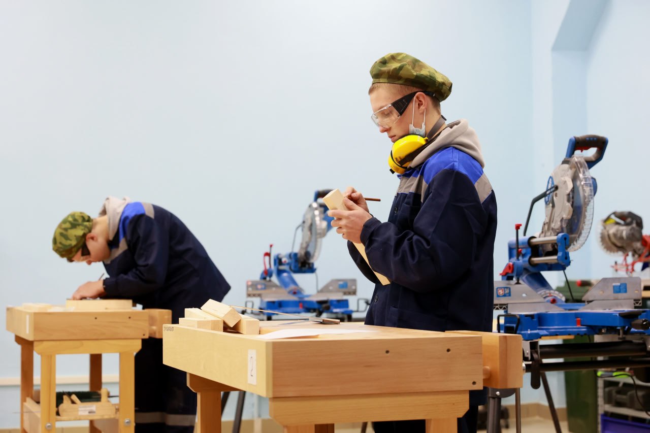 В Вологодской области 268 детей участников СВО прошли бесплатное профессиональное обучение По инициативе губернатора Георгия Филимонова в регионе реализуется программа поддержки семей участников СВО Дети могут бесплатно получить рабочую специальность в колледжах и техникумах области Обучение уже завершили 111 человек еще 157 продолжают учиться Самые востребованные направления водители токари повара электросварщики и операторы БПЛА Программа полностью финансируется из областного бюджета Воспользоваться мерой поддержки могут участники СВО и их дети которые обучаются очно в колледжах техникумах вузах и их филиалах на территории региона Документы принимают в Центре опережающей профессиональной подготовки Вологодской области по адресу г Вологда ул Тендрякова 25А Узнать подробнее об условиях профессионального обучения можно на сайте Центра на цифровой платформе или по телефону 8 981 440 14 77 Палисад Media Подписывайтесь