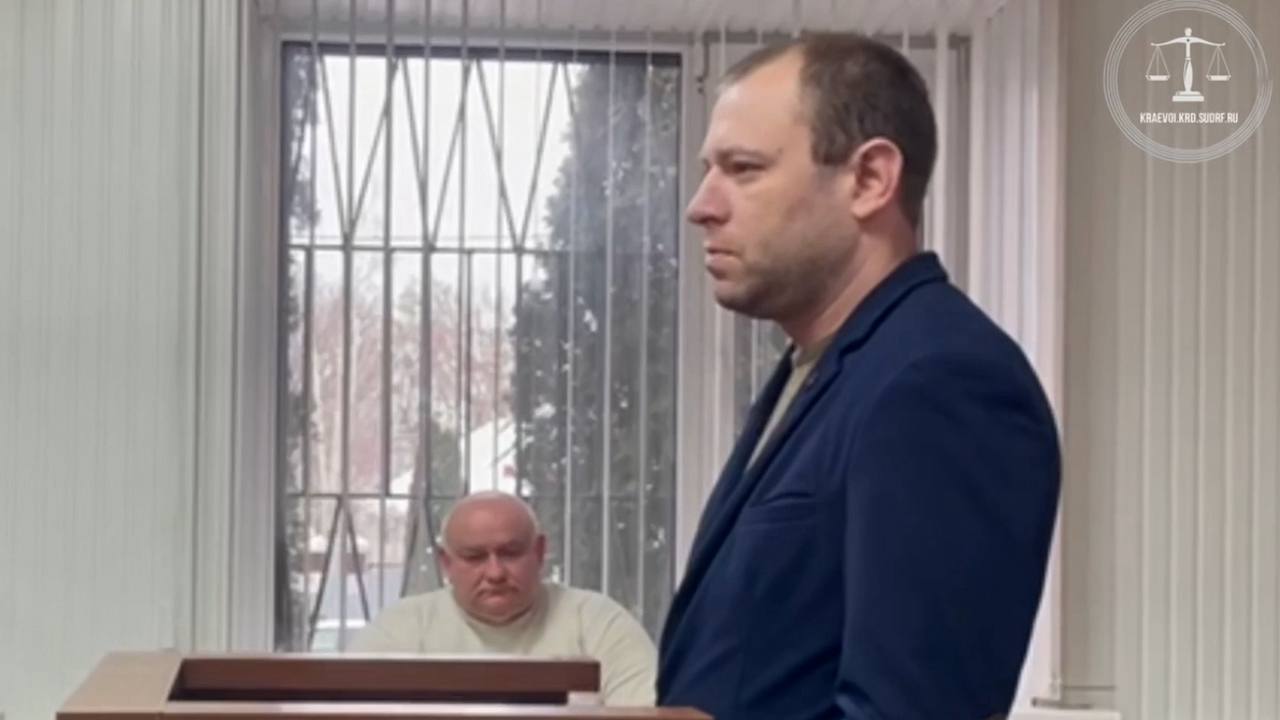 Полицейские в Красноармейском районе выпросили взятку 10 ю мешками удобрений Ароматный подарок им вручили работники Агрокомплекса ребята спалились когда пытались вывезти с предприятия селитру Полицейские Андрей Колонтаевский и Александр Моисеенко честно попросили взятку чтобы не заводить уголовку Сошлись на десяти мешках с подкормкой всего на 236 тысяч Подарок Колонтаевскому и Моисеенко не доехал машину с грузом без документов остановили нормальные инспекторы ДПС Майора и подполковника судили по уголовной статье лишили званий отстранили от службы и назначили выплатить штраф 6 8 млн рублей на двоих Сплетни Краснодар