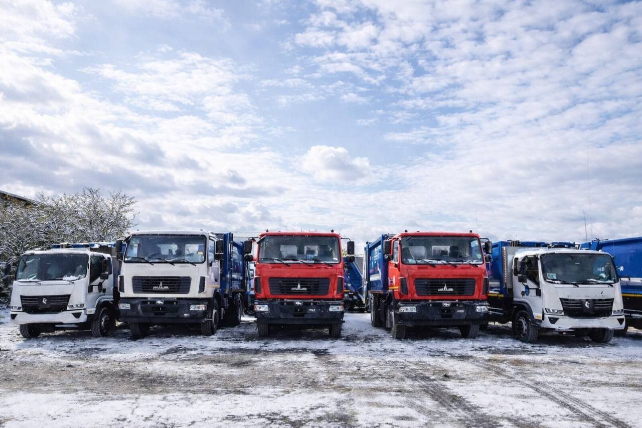 В 2026 году регионы приобретут 834 мусоровоза Данные об этом озвучил замглавы Минприроды РФ Денис Буцаев на еженедельном правительственном штабе по организации системы обращения с ТКО Большинство мусоровозов 652 заменят изношенные а оставшиеся 182 машины усилят автопарки Кроме того в этом году регионы приобретут 64 тысячи контейнеров для отходов Уже закуплено 3 7 тысячи из них reo ru