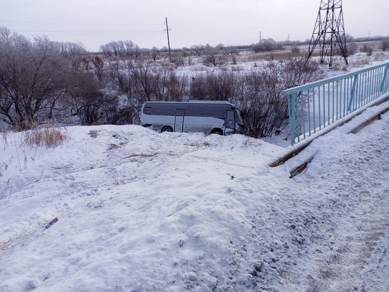 В Приморье Госавтоинспекция устанавливает обстоятельства происшествия с автобусом  В районе 23 км+215 м. автодороги «Лесное-Лесозаводск- Тихменево» мужчина 1981 г.р., управляя автобусом марки Higer KL  маршрут 511  Спасск Дальний - Лесозаводск  , возвращаясь в Спасск- Дальний один, без пассажиров, не справился с управлением и совершил съезд в левый кювет. Материальный ущерб автотранспортному предприятию не причинен.  В результате происшествия никто не пострадал.  По данному факту Госавтоинспекция проводит проверку.