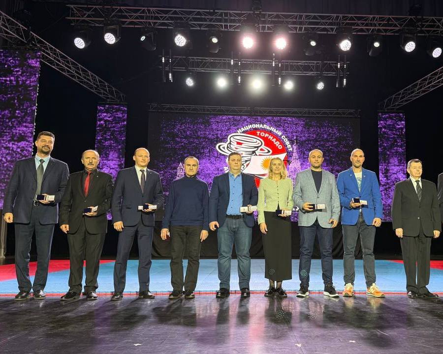 Салехард уверенно заявляет о себе на всероссийской спортивной арене Высокий уровень подготовки тренеров и спортсменов нашего города вновь получил признание на федеральном уровне Тренер по айкидо из Салехарда Артемий Лазарев удостоен почётного звания Мастер боевых искусств в рамках всероссийской национальной премии Торнадо 2025 Награда присуждена за значительный вклад в развитие и популяризацию айкидо на Ямале Артемий Лазарев обладает 4 даном Тэн Шин айкидо и на протяжении многих лет формирует в Салехарде сильную школу боевых искусств воспитывая спортсменов высокого класса Национальная премия Торнадо одна из самых авторитетных наград в сфере боевых искусств в России В 2025 году она прошла в 19 й раз и объединила лучших представителей айкидо из 60 регионов страны Получение этого звания подтверждает профессионализм тренера и высокий уровень подготовки который получают спортсмены в Салехарде Церемония награждения состоялась в Москве Поздравляем Артемия Лазарева с заслуженным признанием и желаем дальнейших успехов новых достижений и ярких побед на благо развития спорта в Салехарде Ямал Спорт Администрация Салехарда Подписаться в МАХ Подписаться в ТГ Подписаться в ВК