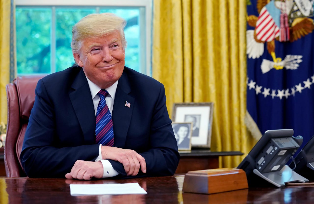 Дональд Трамп, в своей обычной манере, продолжает кошмарить глобальные рынки, но достается и самим американцам. Bloomberg сообщает, что президент США объявил о введении пошлины в 50% на импорт меди, что вызвало мгновенное рекордное подорожание металла. Абсурд заключается в том, что потребление меди в США в 2024 году составило 1,6 млн тонн, из которых собственное производство закрывает 850 тыс. тонн, остальное — почти 50% — импортируется. В результате фьючерсы на медь в Нью-Йорке рванули вверх сразу на 17%, что стало самым большим внутридневным ростом, начиная с первого момента наблюдений в 1988 году. Немалый удар одновременно получили и зарубежные экспортеры меди в Соединенные Штаты. Главным торговым партнером США по этому товару является Чили 38% всего американского импорта , далее следует Канада с 28% и Мексика с 8%, сообщает Bloomberg со ссылкой на Morgan Stanley.