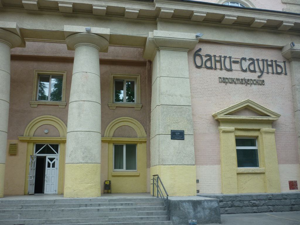 Посетительницы женской бани в Екатеринбурге рассказали о бесполом росгвардейце который вломился к ним пока они мылись При нем была камера Все были голые Зашел мужчина из Росгвардии говорит я бесполый Мы стали быстро одеваться У сотрудника на груди висела видеокамера Возможно она зафиксировала обнаженных посетительниц рассказала одна из клиенток бани Бодрость Как пишут СМИ бесполого силовика в женскую баню могли позвать сами сотрудники заведения Это потребовалось чтобы сообщить всем что время работы бани закончилось и она закрывается   Подписывайтесь на Расстригу