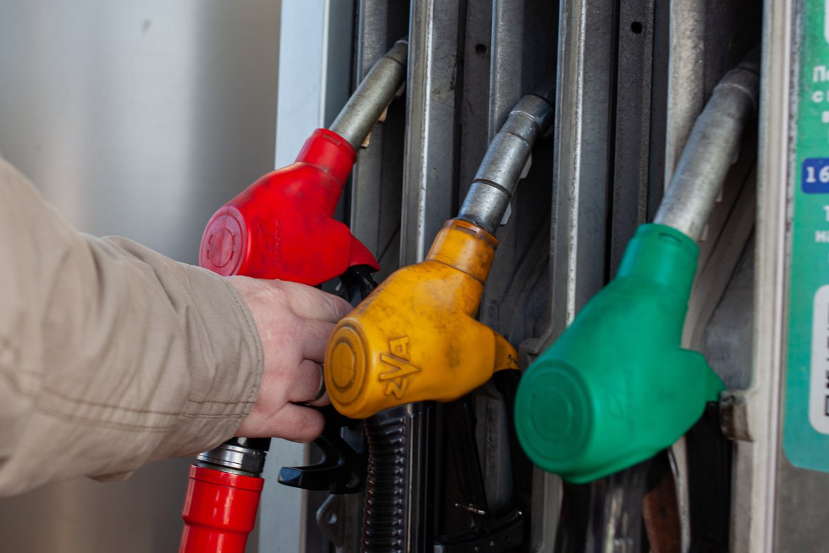 Повышенный спрос на бензин ожидается в новогодние праздники в Хабаровском крае В связи с этим объемы поставок топлива в новогодние каникулы увеличат сообщили в региональном Минэнерго Эта мера должна снизить вероятность перебоев с бензином Однако не исключены и проблемы в логистике Традиционно перед новогодними праздниками мы отмечаем увеличение спроса на разные виды автомобильного топлива из за повышенной активности С топливными компаниями мы договорились что на этот период объемы поставок на внутренний рынок будут увеличены Однако из за логистического фактора пробок могут наблюдаться незначительные перебои с подвозом топлива на АЗС сообщили в министерстве энергетики Хабаровского края   Будь в курсе событий везде ОК VK MAX