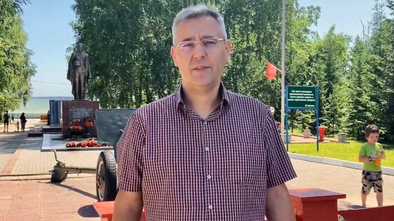 Коммунисты выдвинули бывшего пресс-секретаря мэра Новосибирска в депутаты КПРФ выбрала кандидатов в горсовет Новосибирска по Советскому району, где у единороссов нет ни одного мандата. По округу №46 партия поддержит пресс-секретаря бывшего мэра Анатолия Локтя, экс-депутата горсовета Глеба Черепанова, сообщил действующий депутат от КПРФ Ерлан Байжанов. Эту территорию представляла независимый депутат Светалана Каверзина , лишённая мандата после внесения в реестр «иноагентов». На округах №45, №47 и №48 КПРФ выдвинет действующих депутатов Ерлана Байжанова, Виктора Стрельникова и Антона Бурмистрова соответственно. Выборы пройдут 12-14 сентября с основным днём голосования — 14 сентября. Внесена в реестр «иностранных агентов» Подписаться Прислать новость Помочь бустами