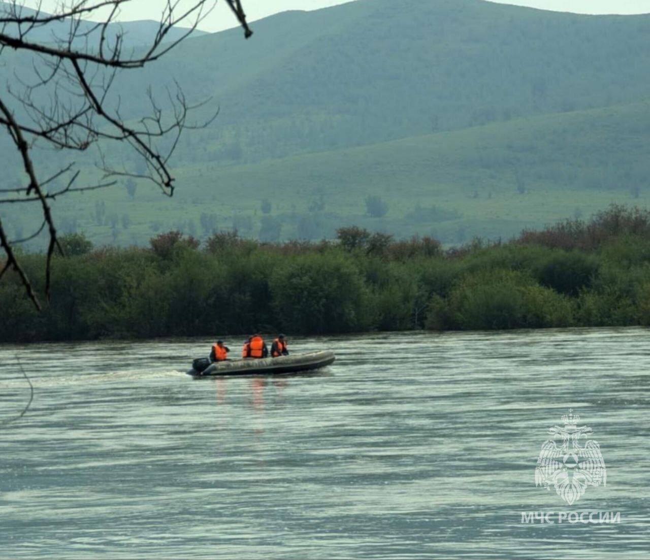 Двое мужчин утонули во время купания на озере в Забайкалье Двое мужчин утонули на озере Метровое в двух километрах от села Шебартуй Улётовского округа. Об этом 14 июля Lenta75.ru сообщили в пресс-службе ГУ МЧС России по Забайкальскому краю. Мужчины погибли во время купания в озере. Одному из них было 48 лет, а второму - 32 года.