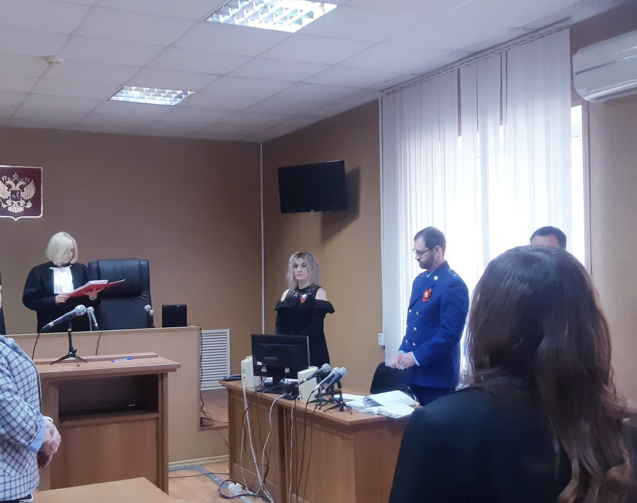 В Тамбове вынесли приговор экс-министру ТЭК и ЖКХ региона Елене Бабиковой Приговор вынес Ленинский районный суд Тамбова. - Судом установлено, что подсудимая в конце 2022 года, являясь начальником управления ТЭК и ЖКХ Тамбовской области, согласовала решение о внесении в проект федеральной схемы обращения с твёрдыми коммунальными отходами реконструкцию комплекса по сортировке отходов в Тамбовском районе и объектов размещения данных отходов, принадлежащих ООО «КомЭк», исключив из проекта строительство полигона «Экотехнопарк «Центральный». В результате чего в указанную схему были включены сведения о планируемых к строительству, реконструкции объектов по обращению с ТКО, эксплуатация которых не допустима. Преступные действия подсудимой поставили под угрозу санитарно-эпидемиологическое благополучие население региона, причинив вред жизни и здоровью граждан и окружающей среде, повлекли существенное нарушение прав и законных интересов организаций. - сообщили в пресс-службе суда. Суд назначил Елене Бабиковой наказание в виде 4 лет лишения свободы с лишением права занимать должности, связанные с осуществлением организационно-распорядительных и административно-хозяйственных полномочий на госслужбе и в органах местного самоуправления на срок 2 года. Наказание в виде лишения свободы постановлено считать условным с испытательным сроком 4 года. Ленинский районный суд Тамбова