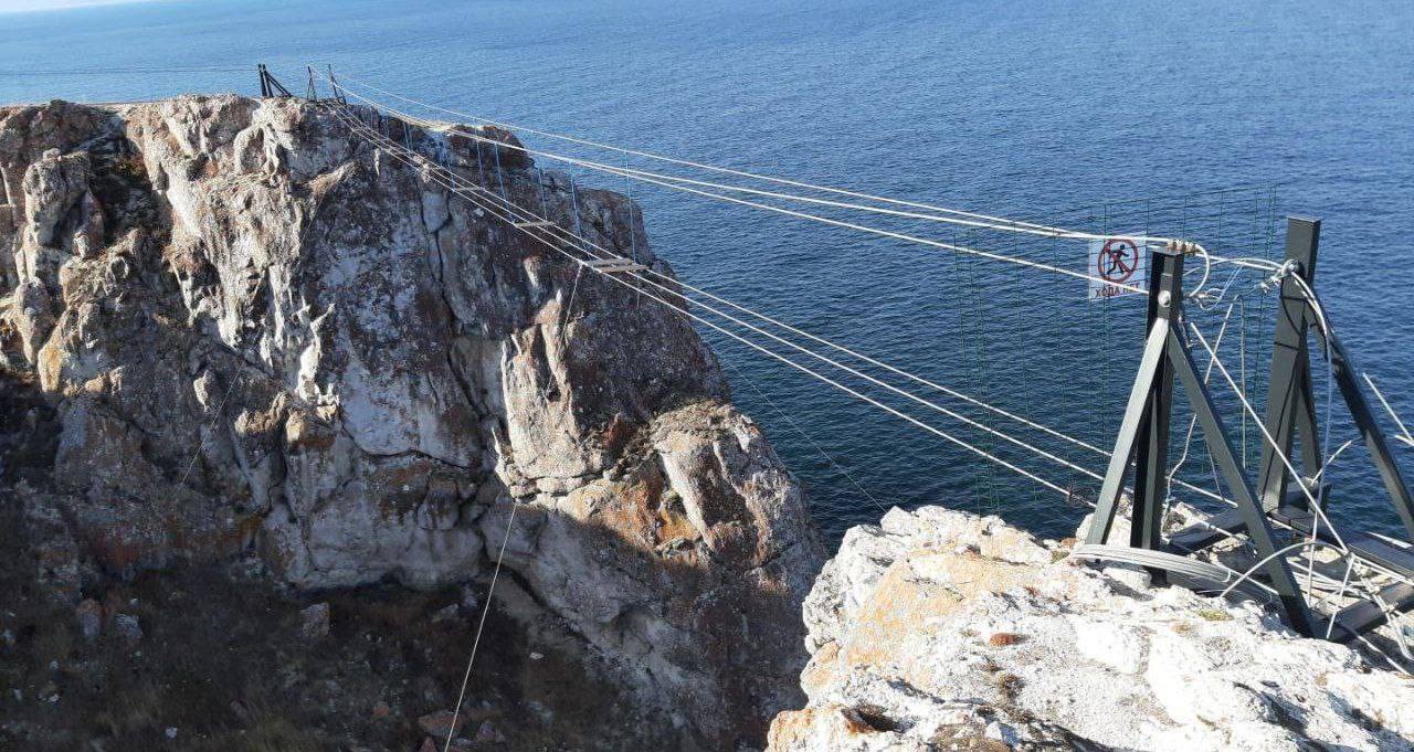 На Ольхоне обязали демонтировать подвесные мосты на мысе Саган Хушун Ольхонский районный суд полностью удовлетворил иск прокуратуры ФГБУ Заповедное Прибайкалье должно организовать работы по демонтажу незаконно и самовольно установленных подвесных мостов на территории выявленного объекта археологического наследия Городище Саган Хушун Что установила прокуратура в июле 2024 года на участке в границах объекта археологического наследия проводили строительные земляные работы включая установку мостов работы не согласовали с региональной службой охраны объектов культурного наследия всё сделали без предварительных проектных работ которые должны обеспечивать сохранность памятника Контекст ранее по материалам прокуратуры учреждение оштрафовали на 300 тыс рублей ч 3 ст 7 13 КоАП РФ также возбуждено и расследуется уголовное дело ч 1 ст 243 УК РФ Что дальше после вступления решения суда в законную силу прокуратура обещает проконтролировать исполнение