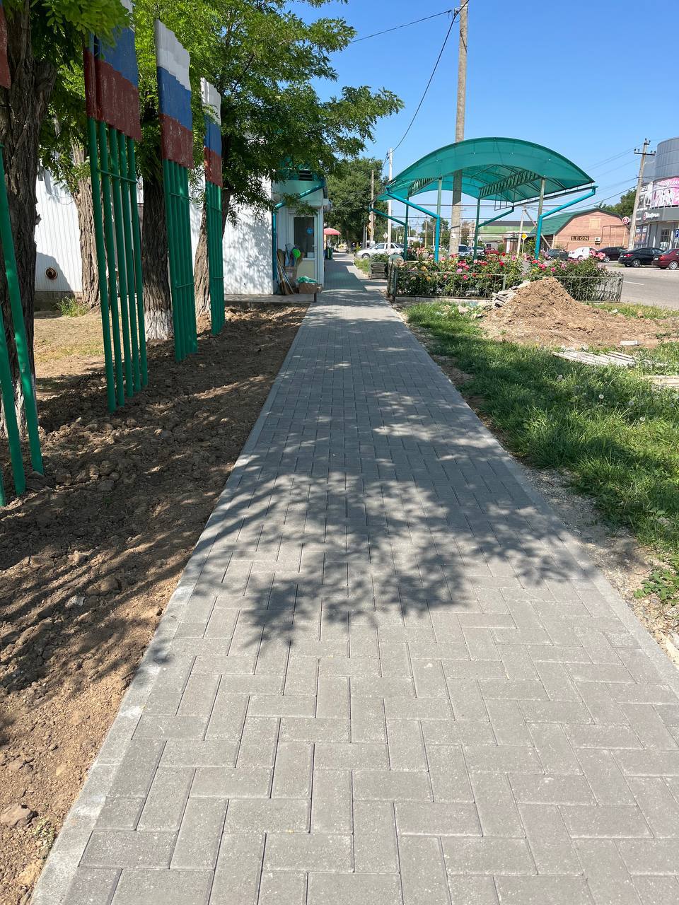 В селе Дивном появился новый тротуар Вымощенную плиткой пешеходную дорожку протяжённостью более 200 метров обустроили в центре села на улице Кашубы. Реализация проекта, стоимость которого составила более 2,1 миллиона рублей, стала возможной благодаря губернаторской программе поддержки местных инициатив. «На эти цели из краевого бюджета выделено почти 1,4 млн рублей. Также привлечены средства округа, населения и предпринимателей», - отметил Роман Варёха, начальник теротдела. Напомним, в нынешнем году в Апанасенковском округе по губернаторской программе поддержки местных инициатив будет благоустроено восемь общественных территорий. Всего в Ставропольском крае в 2025 году реализуют 165 народных проектов на сумму свыше 730 млн рублей.