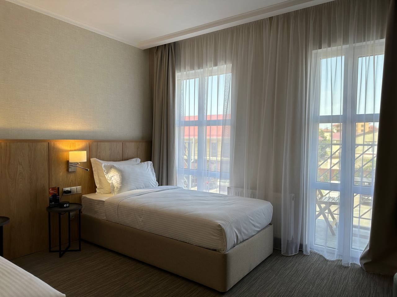 Владикавказ показал максимальное снижение ставки аренды комнаты в 2025 году Аренда комнаты в столице Северной Осетии Владикавказе снизилась на 22 за год и составила 9 8 тысяч рублей в месяц Город стал лидером по снижению цены на съем комнат среди 70 городов России В последний раз цены на съемные комнаты показывали падение в 2017 году За 2025 год в 32 из 70 исследованных городов ставки аренды выросли в 38 упали Стройка