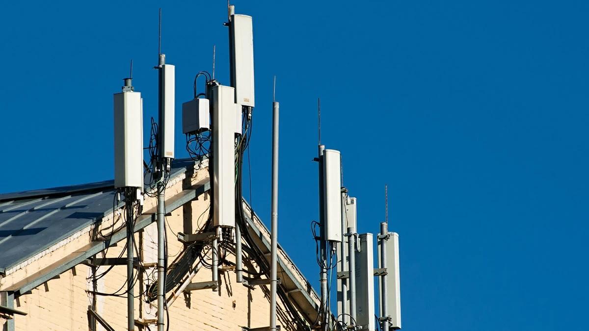 Совместное предприятие большой четверки телекомоператоров – ООО «Новые цифровые решения» НЦР; по 25% владеют «Ростелеком» через «дочку» «Башинформсвязь», МТС, «Мегафон» и «Билайн» получило полосы частот 703–733 и 758–788 МГц Диапазоны выданы СП для тестирования совместимости базовых станций стандарта LTE с радиоэлектронными средствами цифрового телевизионного вещания Полосы 703–733 и 758–788 МГц выделены безвозмездно, но установлен запрет на оказание услуг связи НЦР «будут делать эту работу без извлечения прибыли и коммерческой выгоды» В результате планируется определить, в каких случаях телекомоборудование не будет создавать помех телевидению Подписаться