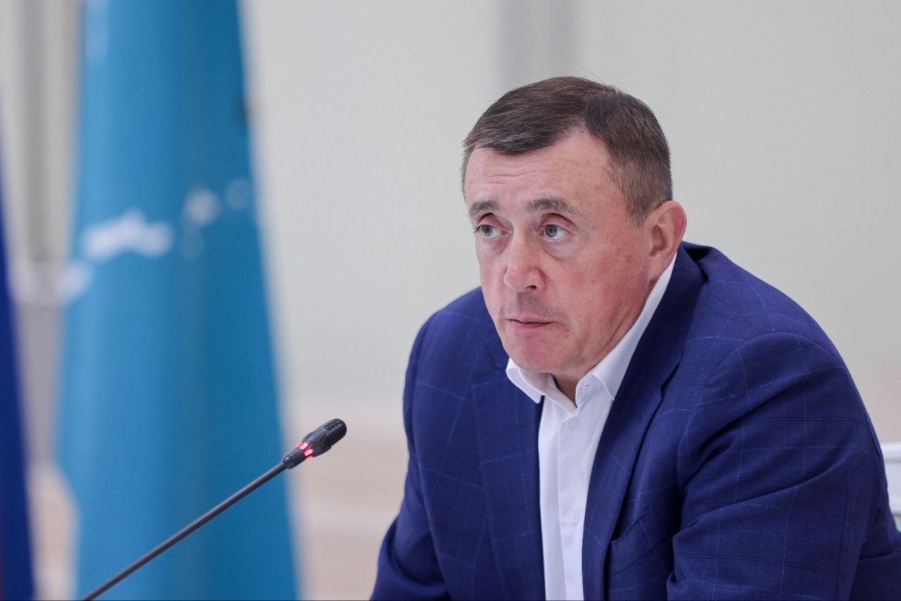 До 16 августа в Северо-Курильске завершат обследование домов после землетрясения Валерий Лимаренко поручил ускорить работы по восстановлению жилья на Парамушире, пострадавшего от землетрясения и цунами 30 июля. Сильные толчки и волны повредили крыши домов, из-за чего в квартиры стала попадать дождевая вода. Временное закрытие протечек завершат сегодня, а до конца недели специалисты осмотрят каждый дом. Параллельно ускорят доставку стройматериалов, часть из которых закупят на Камчатке. «Приближается осень, и дома не должны встречать её с текущими крышами», — подчеркнул губернатор. Он планирует лично приехать в Северо-Курильск и проверить ход восстановительных работ. Медпомощь жителям оказывает мобильный госпиталь, его возможности скоро расширят. В качестве временного решения рассматривают размещение части подразделений больницы в новом здании школы, строительство которой завершится в ноябре. Прислать новость Подписывайся на «АСТВ.ру»