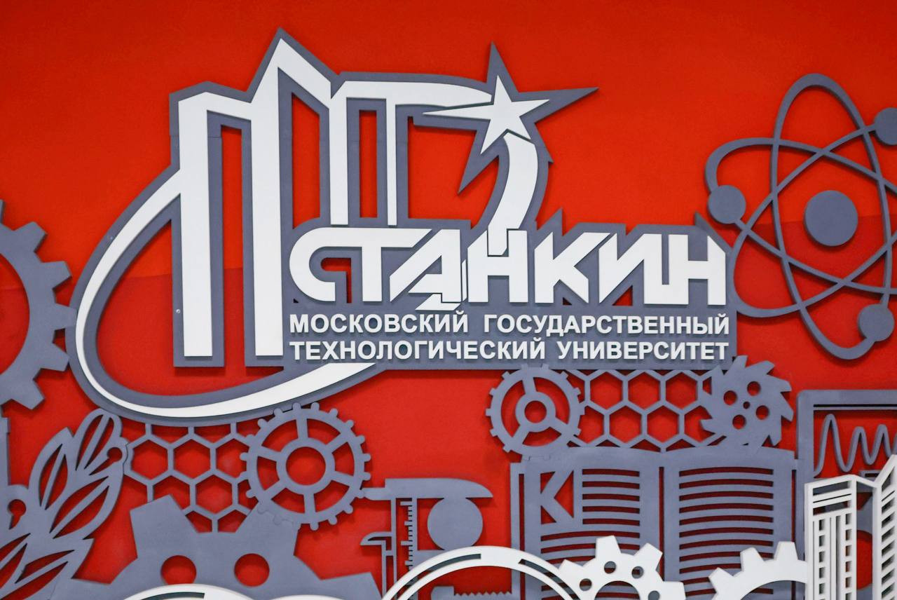 Михаил Мишустин дал поручения по итогам совещания по инфраструктурному развитию МГТУ «Станкин» Для создания кампуса определен земельный участок площадью не менее 15 га в московском районе Коммунарка. Заказчиком строительства выступит правительство Москвы. Финансирование будет предусмотрено за счет средств города и федерального бюджета. Правительству Москвы совместно с Минобрнауки и Минпромторгом для обеспечения комфортного обучения не менее 11,5 тыс. студентов рекомендовано предусмотреть в кампусе размещение: головного центра компетенций по развитию станкоинструментальной отрасли, физкультурно-оздоровительного корпуса и учебно-лабораторных корпусов, гостиниц, рекреационных и парковочных зон, конгрессно-выставочного центра, военно-учебного центра. Кроме того, правительству Москвы рекомендовано проработать вопрос о создании на территории кампуса инфраструктуры для размещения офисов предприятий реального сектора экономики. Цель такого решения – способствовать ранней профориентации студентов и их взаимодействию с будущими работодателями. Благодаря новому кампусу университетом будет обеспечен полный производственный цикл создания оборудования для станкоинструментальной отрасли и подготовка специалистов для решения задач технологического лидерства. Строительство кампуса является одной из ключевых задач стратегии развития МГТУ «Станкин», утвержденной Правительством в 2024 году. С полным списком поручений можно ознакомиться на сайте Правительства. Новости Правительства России