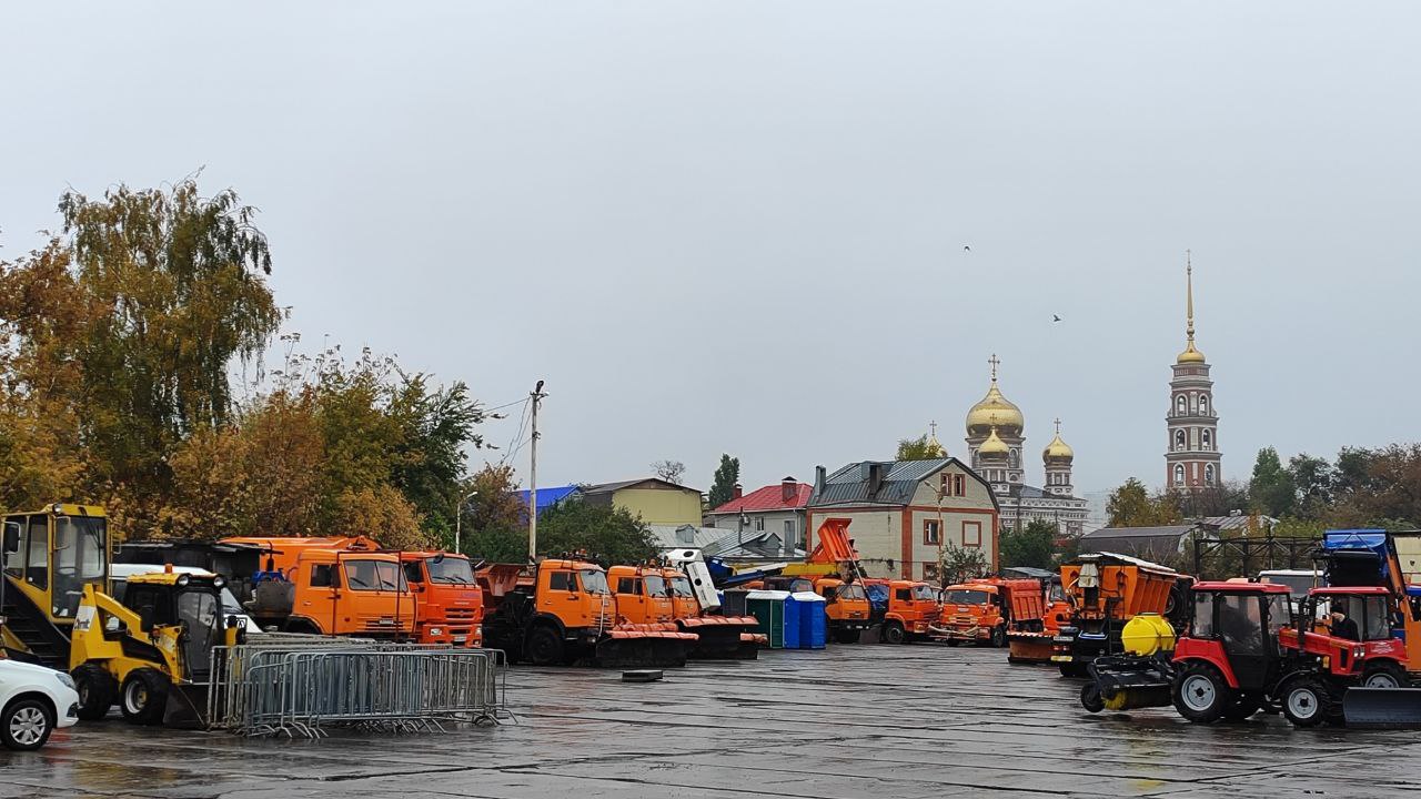 Сегодня проверил готовность МБУ «Служба благоустройства Волжского района» к уборке снега. Всего 43 единицы техники МБУ работают в зимний период. На сегодняшний день 28 единиц уже переоборудовано. Часть - находится в резерве, чтобы продолжать текущую уборку города.  В центральной части Саратова для обработки улиц коммунальщики будут использовать реагенты вместо песко-соляной смеси  ПСС . Они плавят снег, сокращается объем, который требуется вывозить на полигоны. Исключение составляют спуски и подъемы, где необходима обработка ПСС.  Новой руководитель комитета дорожного хозяйства, благоустройства и транспорта уже должен согласовать все маршруты уборки дорог и тротуаров, координировать работу коммунальных служб и ГИБДД – освобождать запаркованные улицы для вывоза снега. Погода меняется. Когда бы ни начались снегопады, коммунальные службы будут готовы к очистке и уборке снега.