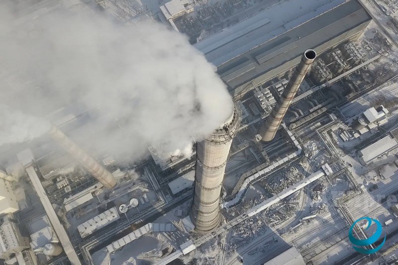 Минэнерго обсудило с инвесторами строительство трёх угольных ТЭС общей мощностью 1050 МВт по 350 МВт каждая Это нужно чтобы покрыть растущее потребление электроэнергии и снизить риски дефицита Министр энергетики Таалайбек Ибраев рассказал инвесторам из консорциума GPRC NRP и KCG что действующих мощностей стране уже не хватает и предложил использовать отечественный уголь Инвесторы готовы сами разработать проект вложить деньги и построить станции Обещают применять так называемые технологии чистого угля с очисткой выбросов и более эффективным сжиганием топлива СЕЙЧАС KG I   Прислать новость