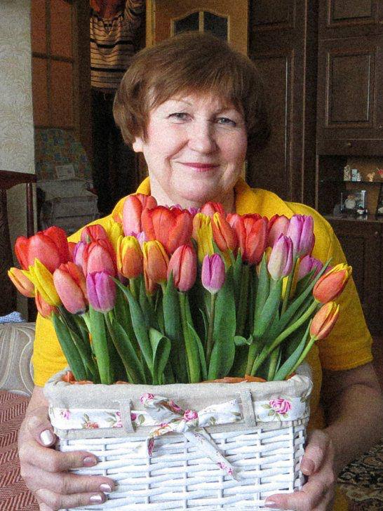 Учительницу из Подмосковья заочно приговорили к семи годам колонии по делу о «военных фейках», передаёт издание «Медиазона». Поводом для преследования Натальи Таранушенко стали её высказывания на классном часе «Урок добра». Как утверждается, она рассказала ученикам о преступлениях российской армии в Буче, назвала вторжение РФ нарушением международного права и показала несколько роликов из украинских СМИ. Жалобу на преподавателя русского языка и литературы написали родители школьников: ветеран войны и предприниматель, который отправлял гуманитарную помощь на фронт. Сама Н. Таранушенко покинула страну — МВД объявило её в розыск. Прошлым летом учительницу задержали в аэропорту Еревана по запросу Москвы, но вскоре отпустили. Фото: Наталья Таранушенко / личный архив /Новости