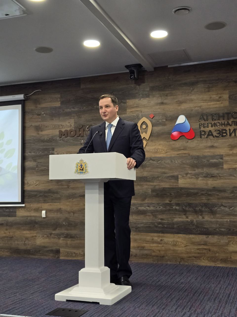 В Агентстве регионального развития Архангельской области прошло пленарное заседание «Семейный бизнес для развития региональной экономики». Основными темами стали: Развитие в условиях социально-экономической неопределённости; Пути решения вопроса дефицита кадров; Экономическая привлекательность региона для развития семейного бизнеса. С приветственным словом к участникам обратился Губернатор Архангельской области Александр Цыбульский. Он отметил важность данного направления для развития малого и среднего предпринимательства. Стоит отметить, что уже в 30 регионах реализуются различные финансовые, информационные, образовательные и методические меры поддержки. #АРР #ТПП #Спиридонов