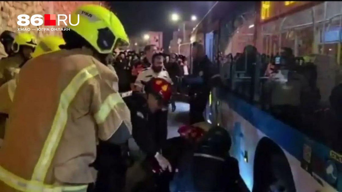 Автобус наехал на толпу протестующих в Иерусалиме шокирующие кадры На месте работают спасатели и полиция   86 ru text incidents 2026 01 07 76207408