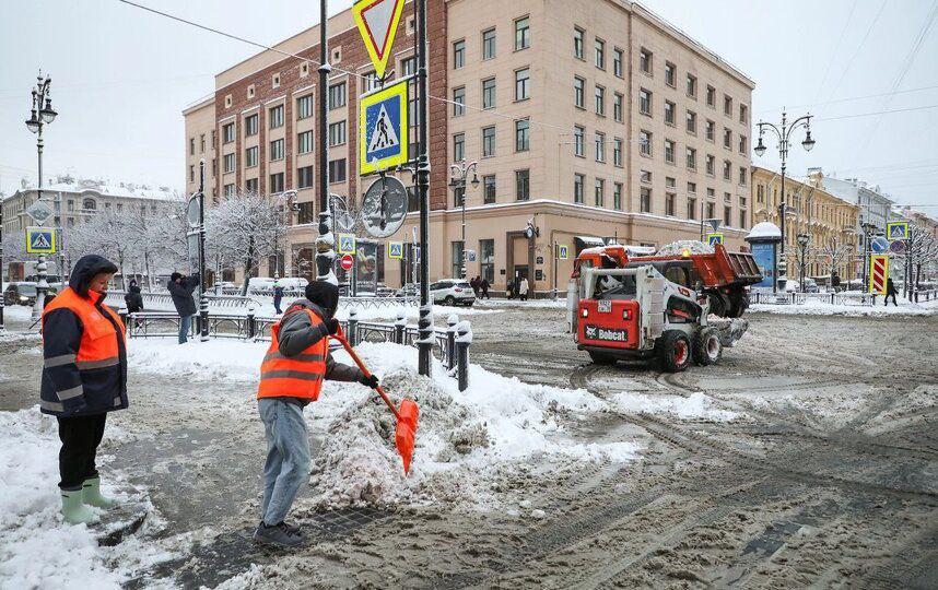 За четыре дня в Петербурге снегоплавильные и снегоприемные пункты приняли более ста тысяч кубометров снега    В Петербурге продолжают вывозить снег с улиц. За последние четыре дня службы приняли более 100 тысяч кубометров снега.  По сообщению пресс-службы правительства города, больше всего снега утилизовали в пунктах на Кушелевской дороге – свыше 8,5 тысячи кубометров и на Взлетной улице – туда привезли более 12,5 тысячи кубометров.  В среднем за сутки принимают от девяти до двадцати машин в час. Чтобы разгрузить каждую, требуется до 12 минут.  Сотрудники петербургского "Водоканала" стараются сообщать о загруженности снежных пунктов, чтобы не создавать очередей. За выходные в городе на Неве выпало больше половины месячной нормы осадков. Высота снежного покрова достигала более 20 сантиметров.  Фото пресс-служба комитета по благоустройству