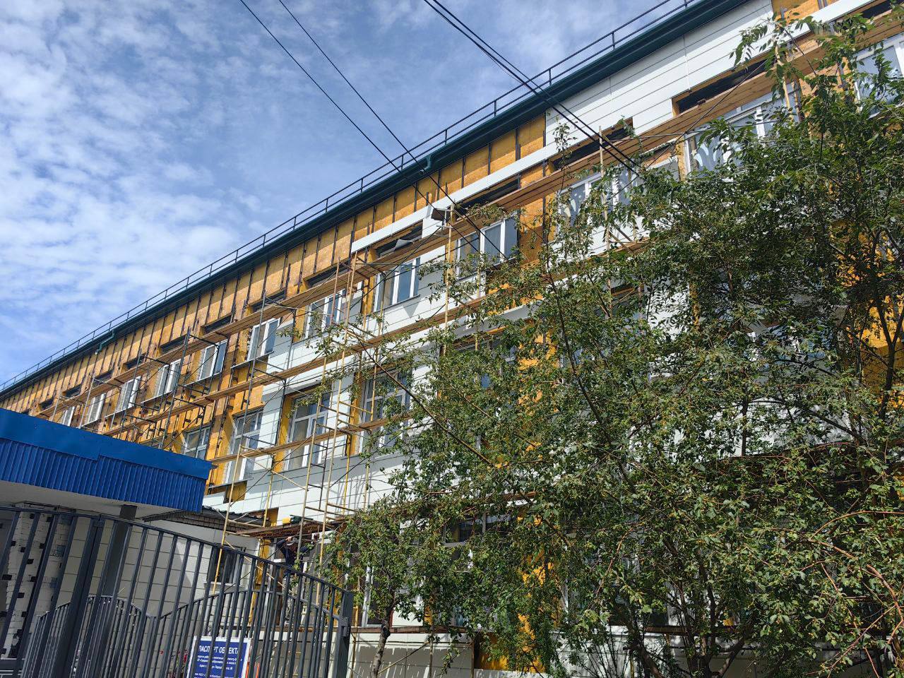 В Чите продолжают монтаж фасада школы №40.  Подрядчик уже уложил утеплитель, который поможет школе пережить суровые забайкальские зимы. Сейчас рабочие устанавливают цветные металлические пластины.  «Очень ждем окончания работ. Обновленный фасад точно украсит внешний вид района», — отметила начальник ресурсного отдела комитета образования Анастасия Булдыгерова.  По паспорту объекта установку фасада должны завершить 11 августа. Сейчас на объекте трудится около 15 человек.  «Да, действительно, времени осталось немного. Если будет необходимость, будем наращивать количество людей на объекте. В любом случае, к началу учебного года успеем», — пояснила начальник ресурсного отдела комитета образования Анастасия Булдыгерова.