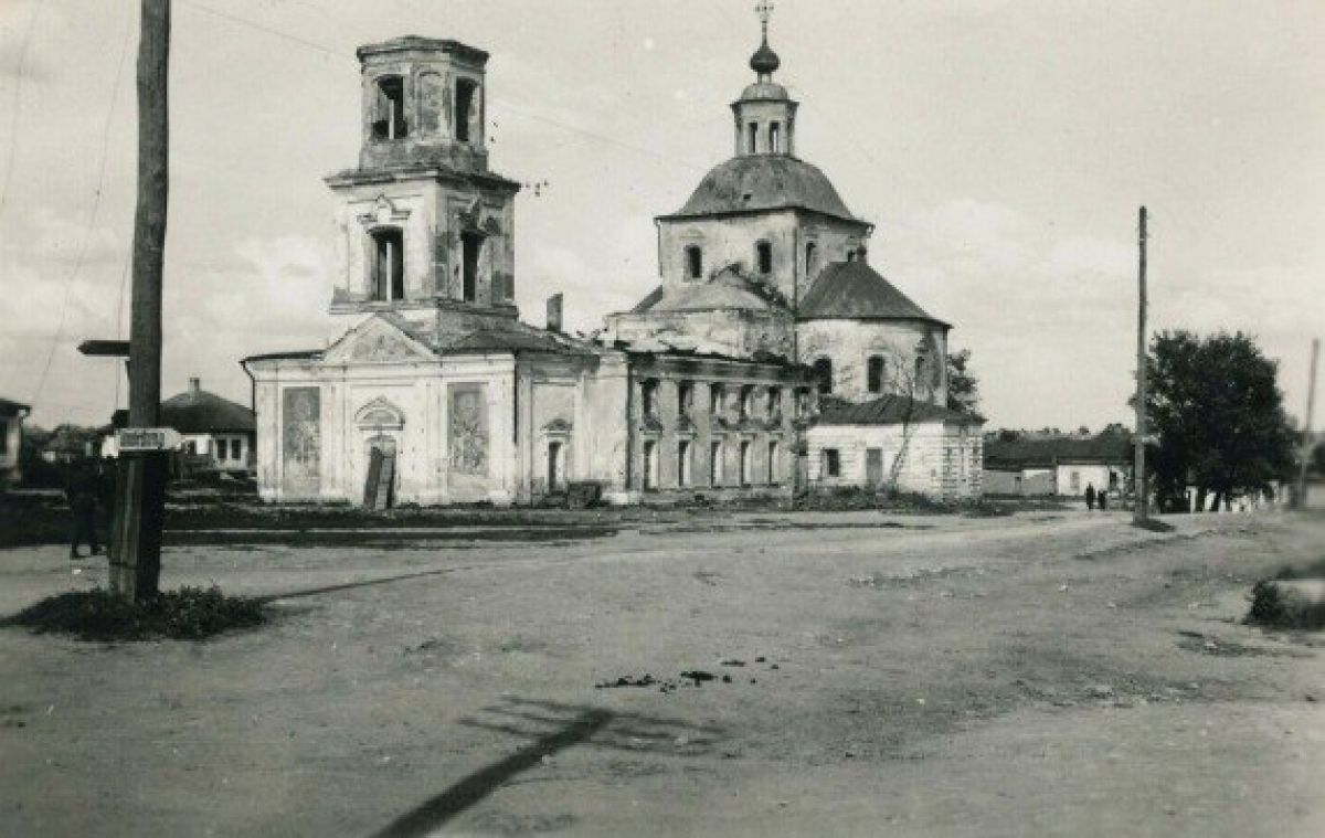 В Острогожске отреставрируют старинную Богоявленскую церковь ставшую Домом культуры В Острогожске Воронежской области начнется реставрация здания бывшей Богоявленской церкви в котором сейчас располагается Дом культуры Проект восстановления объекта культурного наследия построенного в XVIII веке уже разработан и согласован с региональным управлением по охране ОКН Комплекс работ предусматривает укрепление фундамента восстановление исторических фасадов и внутренних помещений а также полную модернизацию инженерных коммуникаций Изначально храм отличался уникальным 15 метровым иконостасом ширмообразной конструкции позднее к нему были пристроены трапезная и монументальная колокольня В середине XX века после серьезных повреждений в военные годы здание подверглось значительной перестройке для адаптации под функции Дома культуры колокольня была разобрана а к основному объему добавили актовый зал Предстоящая реставрация вернет памятнику его исторический облик Подписаться на VRN Град