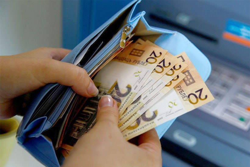 Доходы белорусов выросли на 10 в 2025 году Реальные располагаемые денежные доходы населения Беларуси за январь июль 2025 года увеличились на 10 по сравнению с тем же периодом 2024 года сообщили в Telegram канале Белстата Основная часть доходов традиционно приходится на оплату труда 66 3 Трансферты пенсии пособия и другие выплаты составляют 22 доходы от предпринимательства 7 3 а от собственности 4 4 Данные скорректированы с учётом налогов и индекса потребительских цен Зарплаты растут Средняя номинальная зарплата в июле достигла 2772 4 рубля что на 54 6 рубля выше июньского показателя 2717 8 рубля Лидер по доходам Минск где средняя зарплата составила 3686 5 рубля Беларусь Белстат Доходы Зарплата Экономика Минск Трансферты Предпринимательство Статистика РостДоходов Финансы2025 VK Instagram TikTok ZhivetZheBelarus