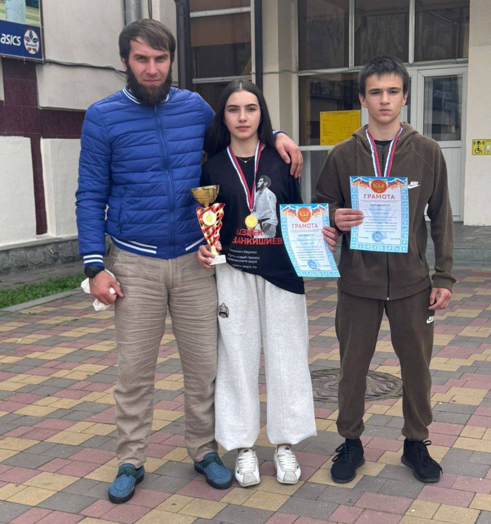 В Физкультурно оздоровительном комплексе г Чегем состоялся Открытый районный турнир по сумо посвящённый Дню памяти сотрудников правоохранительных органов погибших при исполнении долга В соревнованиях приняли участие более 70 спортсменов из села Куркужин городов Баксан и Нальчик села Верхняя Жемтала и города Чегем Схватки получились напряженными и зрелищными а борьба велась до последней секунды Копилку медалей пополнили и наши спортсмены представившие команду дзюдо из Верхней Жемталы Это победительница турнира среди девушек Эллина Джанукуева и серебряный призер Расул Баллиев Все победители и призёры были награждены памятными кубками грамотами и медалям Поздравляем ребят и тренера Хакима Жангоразова с заслуженной победой и желаем всем спортсменам не останавливаться на достигнутом и идти к новым высотам в спорте