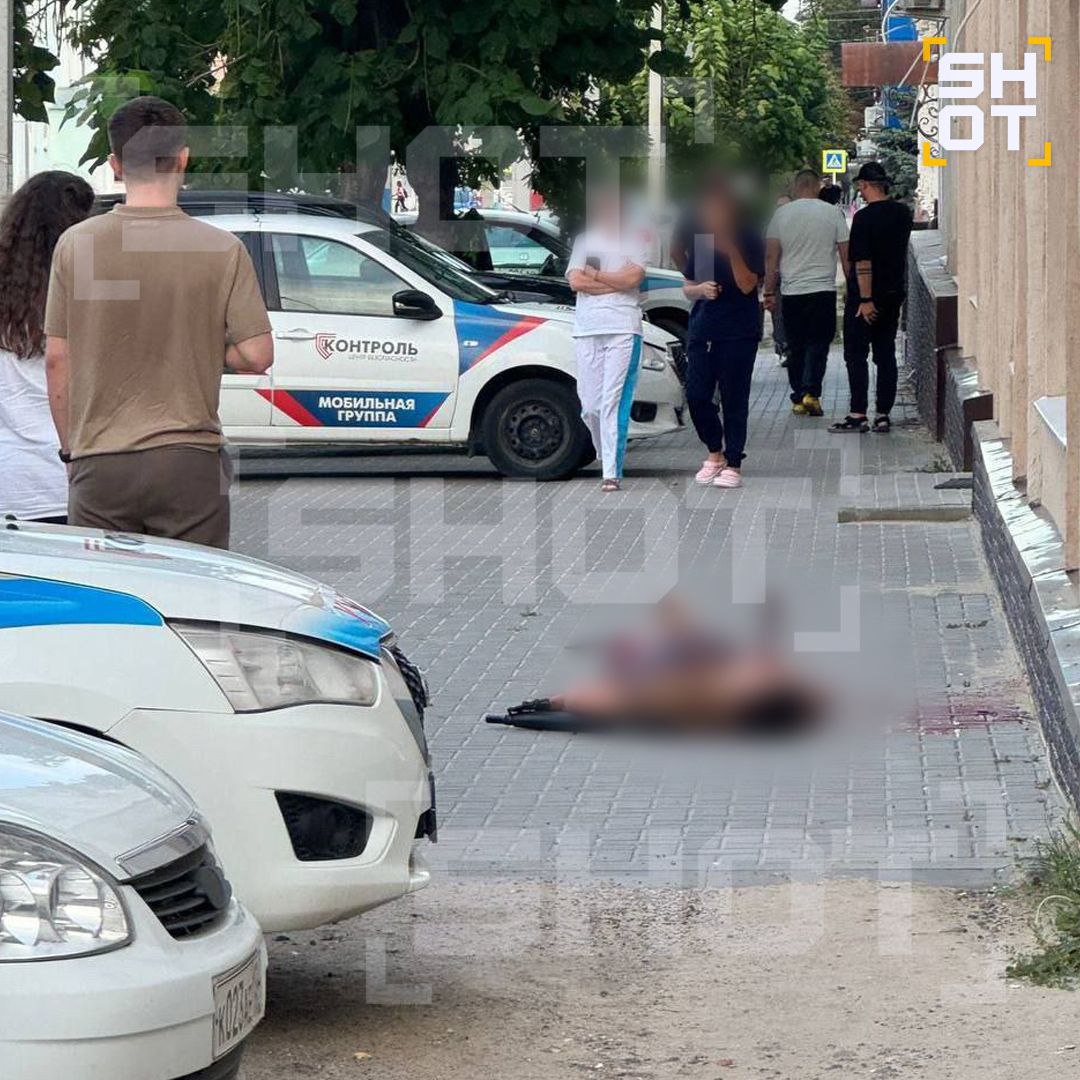 Жестокое убийство федерального судьи в Камышине Волгоградской области.   По информации SHOT, тело Василия Ветлугина было найдено вечером на Советской улице с огнестрельным ранением, отрезанным половым органом и ножом в глазу. Предварительно, убийство могло произойти на почве ревности: мужчину мог убить супруг женщины, которая изменяла ему с судьëй.  Возбуждено уголовное дело, следователи выясняют все обстоятельства убийства.    Го в MAX: