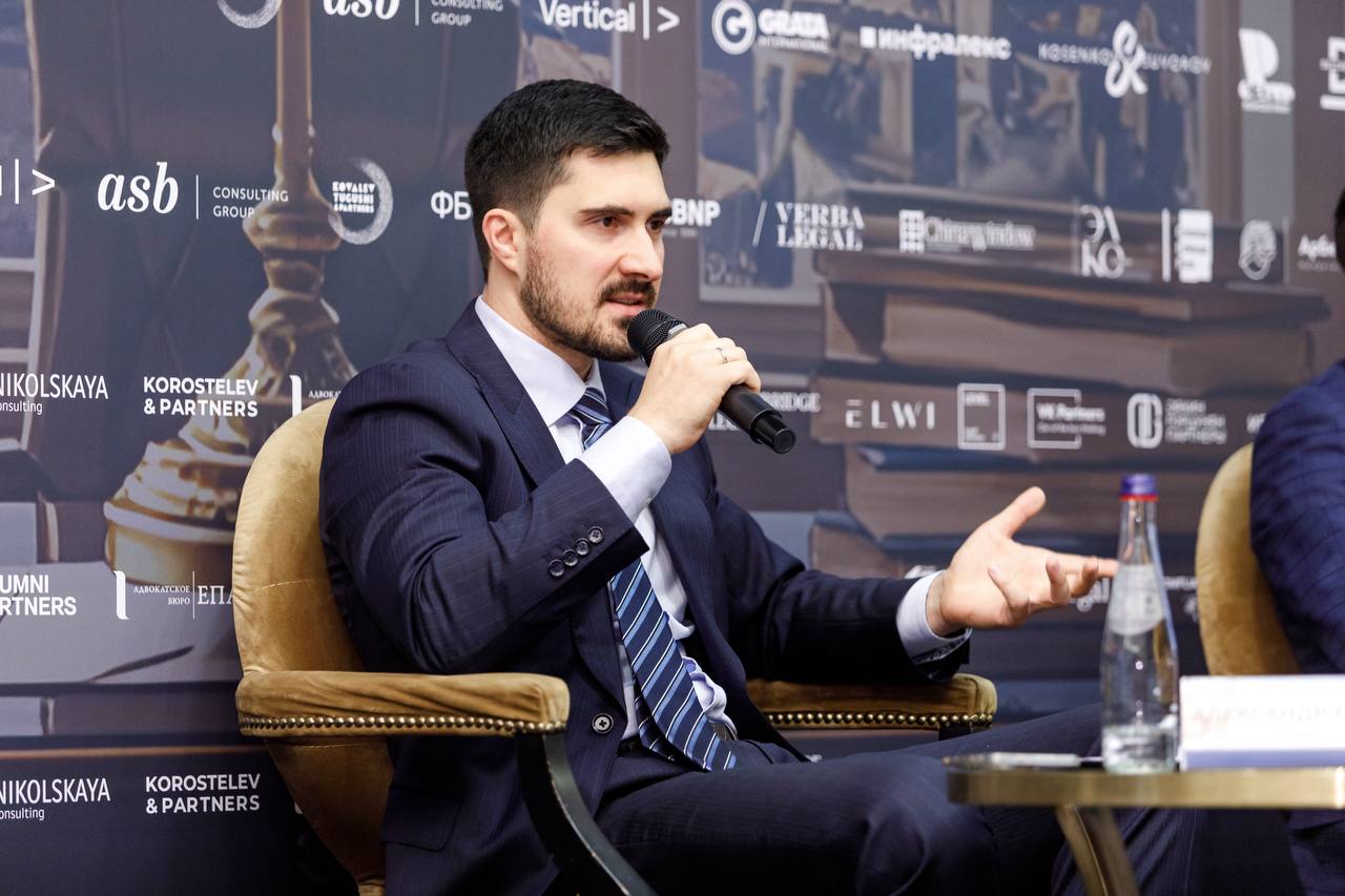 23 октября Александр Рудяков старший партнер VERBA LEGAL выступил в качестве модератора сессии Юридические стратегии 2025 структурирование сделок с иностранным участием и управление рисками на конференции Право ru Корпоративное право и корпоративное управление 2025 Александр комментирует Иностранные инвестиции не утратили и не утратят своей актуальности Несмотря на санкционные ограничения и резкое усложнение трансграничных операций бизнес продолжает находить пути для заключения сделок Юристы сегодня выступают не просто консультантами а архитекторами сложных структур учитывая процедуры комплаенса и риски при структурировании сделок нового времени в условиях турбулентности VL Events