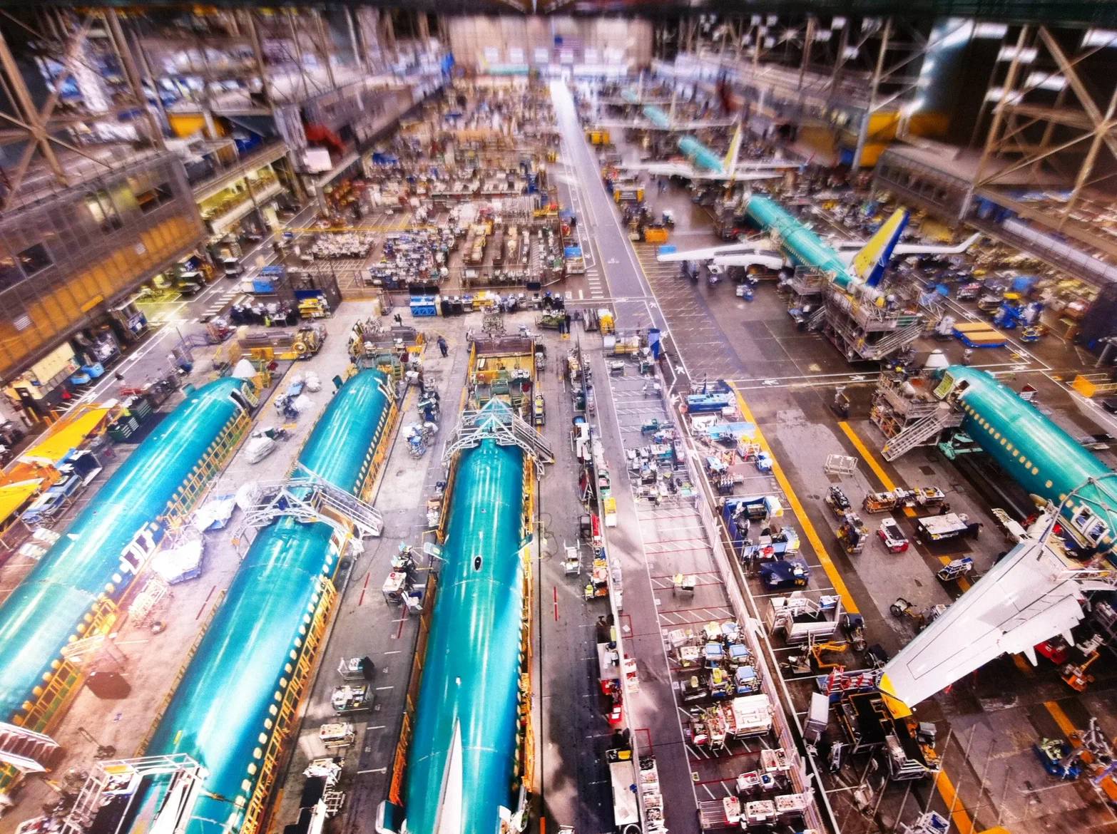 FAA выставило Boeing штраф на 3 1 млн за нарушения при производстве 737 Федеральное управление гражданской авиации США FAA предложило оштрафовать Boeing на 3 14 млн Причина многочисленные нарушения системы качества при производстве 737 которые вскрылись после инцидента с Alaska Airlines в январе 2024 года когда на 737 MAX 9 во время полёта вырвало заглушку двери Инспекторы FAA зафиксировали сотни нарушений как на заводе Boeing в Рентоне так и у Spirit AeroSystems в Уичито включая случаи когда самолёты представляли к сертификации в неготовом состоянии Отдельный эпизод связан с системой ODA Organization Designation Authorization механизмом по которому FAA делегирует производителям часть функций контроля Один из сотрудников Boeing как выяснилось пытался оказать давление на представителя ODA чтобы тот подписал MAX к поставке несмотря на то что самолёт не соответствовал стандартам Это удар по самой идее независимости системы люди внутри Boeing действуют формально от лица FAA и не должны подчиняться коммерческому давлению Параллельно с этим продолжается давление на производственные темпы Boeing Ограничение на выпуск MAX остаётся выше 38 самолётов в месяц подниматься пока не разрешают При этом обсуждалась возможность увеличения лимита сначала до 42 а затем до 47 машин FlightMode
