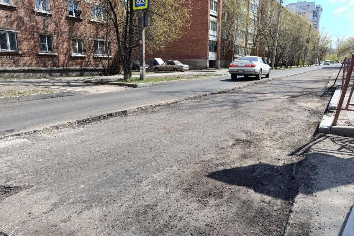 Иркутские партийцы приступили к мониторингу дорожно-ремонтных работ На улицах Иркутска приступили к капитальным работам, ремонту большими картами и ямочному ремонту. Депутаты Думы Иркутска, члены фракции Единой России Павел Кудеев и Михаил Лунёв уже провели мониторинг хода работ. На улице Курганская Иркутска прошла встреча Павла Кудеева, представителей администрации и подрядной организации. Сейчас выполняются работы по откосам дороги, убраны деревья, нависающие над автомобильной магистралью, и частично снят асфальт. - Следить за процессом буду лично и регулярно. Практика показывает, что в таких случаях и график работ соблюдается строже, и качество выполнения получше. Отдельно хочу успокоить жителей Курганской по поводу деревьев – в проекте обустройства дороги предусмотрено компенсационное озеленение, – рассказал Павел Кудеев. Дорожные работы идут в избирательном округе Михаила Лунева. На улице Омулевского приступили к замене асфальтного покрытия. Уже сняли старый слой и приступили к укладке нового. Напомним, вопросы развития дорожной сети, капитального ремонта дорог находятся на особом контроле партии «Единая Россия». Действуют партийный проект «Безопасные дороги» и народная программа, в которой ряд положений касается улучшения инфраструктуры населённых пунктов. Одна из важнейших задач, которую ставит перед собой партия, - мониторинг сроков и качества работ, осуществляемых за бюджетный счёт.