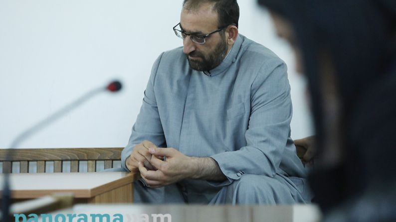 Апелляционный уголовный суд под председательством судьи Ваче Маргаряна отклонил жалобу защиты на арест архиепископа Аршака Хачатряна оставив его под стражей сообщил его адвокат Арсен Бабаян Суд общей юрисдикции Еревана под председательством судьи Масиса Мелконяна 5 декабря удовлетворил ходатайство следователя об избрании в отношении главы канцелярии Первопрестольного Святого Эчмиадзина архиепископа Аршака Хачатряна меры пресечения в виде заключения под стражу сроком на 2 месяца Архиепископ Хачатрян стал четвертым взятым под стражу высшим иерархом Армянской Апостольской церкви Подписывайтесь чтобы быть в курсе   panorama russ