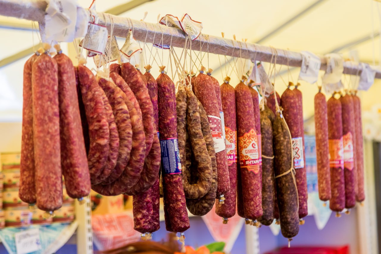 Названы время и место предновогодних ярмарок в Новосибирске Предновогодние ярмарки пройдут в Советском Первомайском Калининском и Ленинском районах областного центра   Советский район универсальная ярмарка развернет свою работу 20 декабря с 10 до 16 часов на ул Ветлужской 24   Первомайский район универсальные товары представят 26 декабря с 9 до 17 часов на площадке перед администрацией района ул Физкультурная 7   Калининский район жителей Гвардейского поселка и Пашино 26 декабря с 10 до 18 часов приглашают за продуктами на ул Лейтенанта Амосова 64  Ленинский район жителей левобережья приглашают 27 декабря с 10 до 16 часов на универсальную ярмарку у ГУМа площадь им Карла Маркса 1 Что покупаете обычно на ярмарках Подписаться на наш канал в MAX