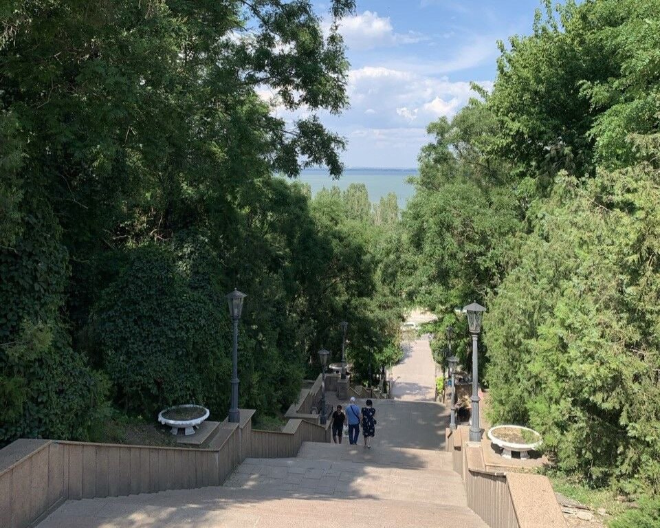 В Таганроге планируют построить новый гостиничный комплекс на территории береговой зоны Проект подразумевает строительство 3 4 этажного комплекса об этом пишет РБК Ростов со ссылкой на одного из застройщиков По данным портала Единого госреестра заключений проект уже получил положительное заключение Вологодского межрегионального экспертного центра Объект будет располагаться на улице Адмирала Крюйса Детали проекта и планируемые сроки его реализации пока не раскрываются domostroyrf