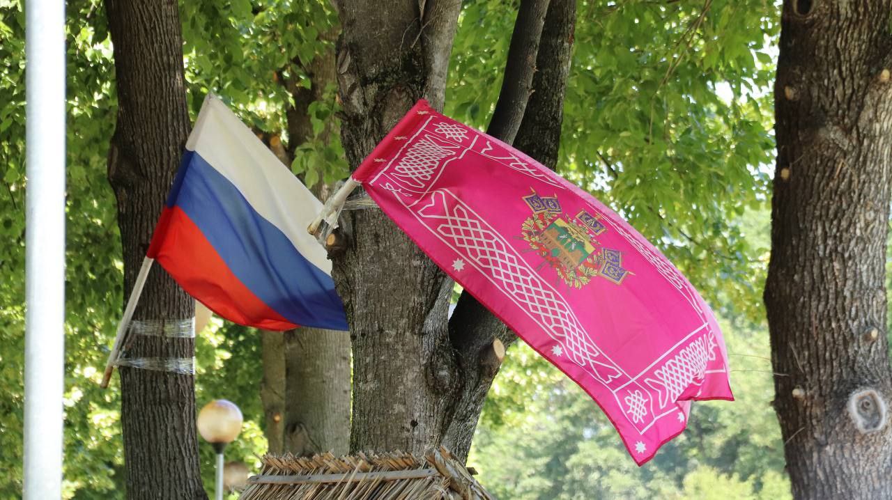 34-й фестиваль казачьей культуры стартовал в Адыгее Сегодня в поселке Каменномостском Майкопского района стартовал 34-й межрегиональный фестиваль казачьей культуры. В этом году мероприятие посвящено 80-летию Победы в Великой Отечественной войне. В первый день фестиваля творческие коллективы выступают с номерами, демонстрирующими богатство и разнообразие казачьей культуры. Все желающие могут посетить выставку-ярмарку и познакомиться с традиционными ремеслами, а также попробовать блюда казачьей и национальной кухни. Приглашаем посетить межрегиональный фестиваль казачьей культуры! Он пройдет с 27 по 29 июня. Место проведения: поселок Каменномостский, Республика Адыгея.