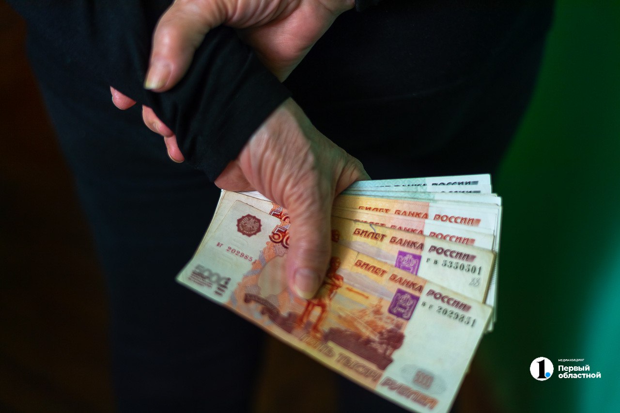 Два риелтора из Челябинска похитили у Соцфонда свыше 6 млн рублей   Женщины вместе с директором кредитного потребительского кооператива помогали мамам, желающим незаконно обналичить маткапитал. Они составляли договоры займа якобы на улучшение жилищных условий и направляли поддельные документы в Соцфонд. Всего они незаконно обналичили 11 сертификатов.   Риелторов обвинили в мошенничестве при получении выплат в крупном размере. Расследование уголовного дела завершено. В ближайшее время их ждет суд. Женщины рискуют лишиться свободы на 6 лет.    / Прислать новость