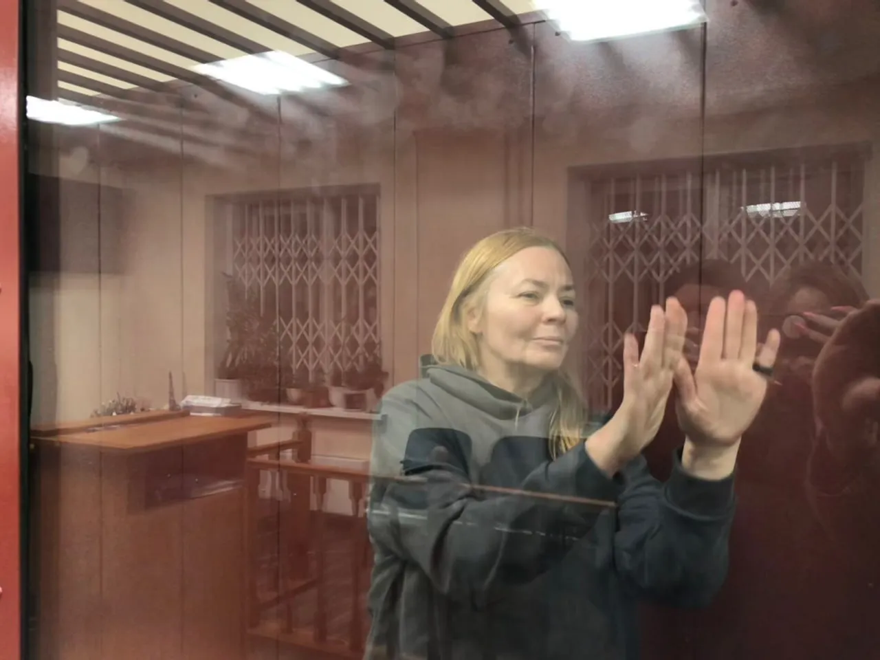 Участницу Правозащитников Урала Ларису Захарову выпустили из СИЗО Ленинский районный суд смягчил Захаровой меру пресечения избрав ей запрет определенных действий сообщают Вечерние ведомости Юристка находилась под стражей с 17 декабря 2025 года Лариса Захарова одна из фигурантов по делу Правозащитников Урала которых обвиняют в организации деятельности международной организации признанной нежелательной на территории России Силовики считают что Захарова а также Роман Качанов и Алексей Соколов связаны с Норвежским Хельсинкским комитетом и Национальным фондом в поддержку демократии Подробнее по ссылке tinyurl com unwnv92m