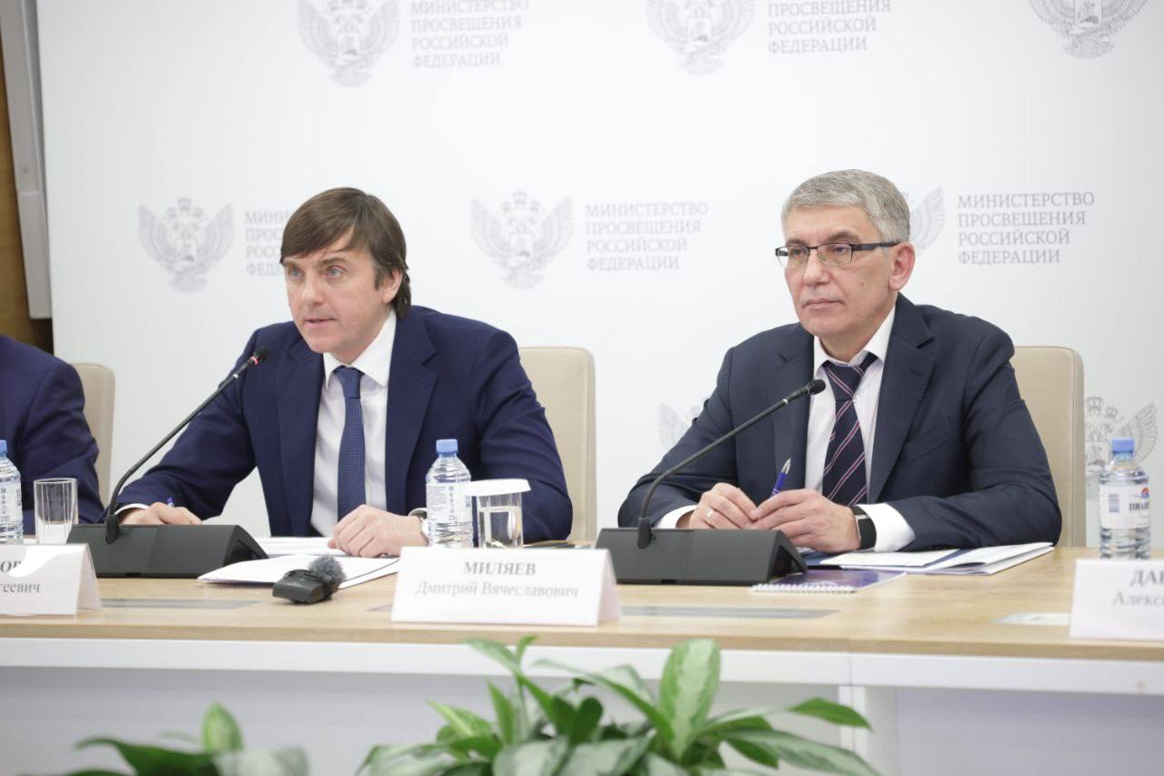 Российские учителя физкультуры обменяются лучшими практиками 18 22 мая в Тульской области проведут Всероссийский съезд учителей физической культуры сообщает глава региона Дмитрий Миляев  Что будет на съезде обмен лучшими практиками обсуждение передовых предложений спортивных федераций диалог с профессиональными спортсменами На заседании оргкомитета съезда при участии глав Минпросвещения и Минспорта РФ обсудили также возможность привлечения участников из новых регионов ветеранов СВО представителей спортивных федераций и интеграцию в мероприятия тематики Года единства народов России   факультет в MAX